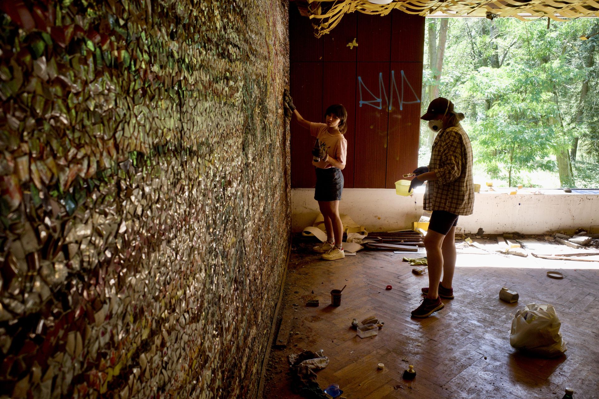 Czyszczenie mozaiki w Kiekrzu z bazgrołów