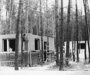 Fotografia z 1980 r. prezentująca budowę domków letniskowych na terenie ośrodka wypoczynkowego w Gołuchowie. APK, Dziennikarska Spółdzielnia Pracy Ziemia Kaliska w Kaliszu