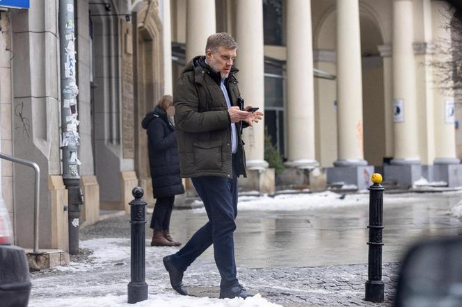 Adrian Zandberg na pasach z nosem w telefonie