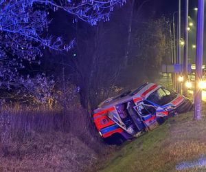 Tragiczny wypadek na Mazowszu. Karetka na sygnale dachowała w rowie. Jeden ratownik zginął na miejscu