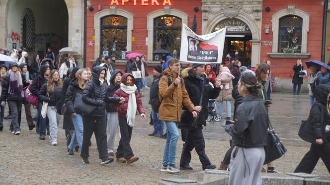 Polonez dla Fredry 2025 we Wrocławiu. Maturzyści zatańczyli na Rynku [ZDJĘCIA]