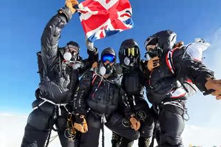 Weszli na Everest błyskawicznie! Wcześniej coś wdychali