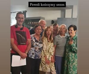 Na Wspólnej na planie. Honorata (Aleksandra Konieczna), Maria (Bożena Dykiel), Włodek (Mieczysław Hryniewicz), Helena (Małgorzata Peczyńska), Zbigniew Sokół (Wiesław Cichy), Wagnerowa (Katarzyna Ankudowicz)