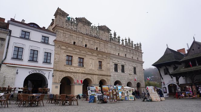 Mglisty Kazimierz Dolny w obiektywie. Miasteczko nad Wisłą przyciąga turystów nawet późną jesienią