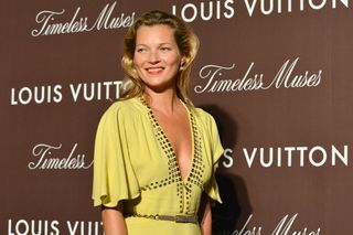 Jesienią inspirujemy się stylem Kate Moss. Oto pięć elementów garderoby modelki, których nie może zabraknąć w twoich stylizacjach 