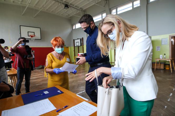 Rafał Trzaskowski głosuje z żoną w Rybniku