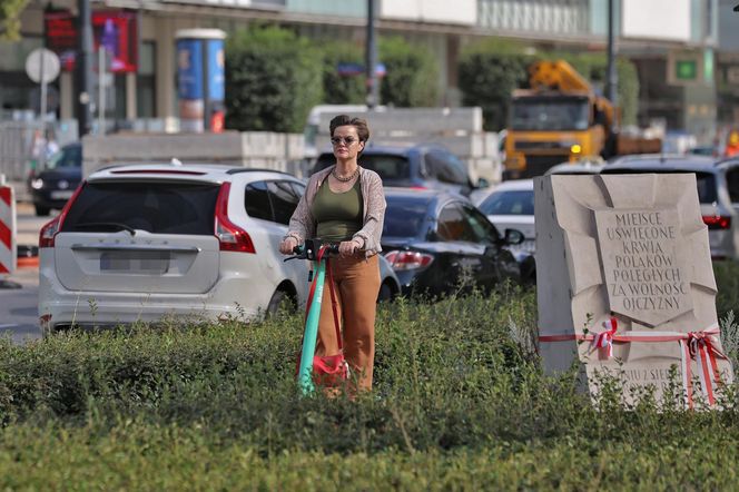 Monika Richardson pędzi na hulajnodze