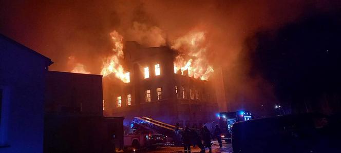  Gigantyczny pożar hali produkcyjnej zakładu w Radomiu. W akcji brało udział 16 zastępów straży pożarnej