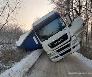 Uwaga kierowcy! Kolizja ciężarówki i utrudnienia w ruchu w miejscowości Nowe Pole