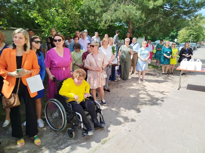 Przez lata ŚDS w Siedlcach działał w dwóch lokalizacjach, teraz już oficjalnie funkcjonuje w jednym miejscu, w budynkach dostosowanych do potrzeb osób z niepełnosprawnościami.