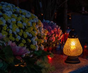 Tysiące zniczy rozświetliło polskie cmentarze. Niezwykły widok po zmroku