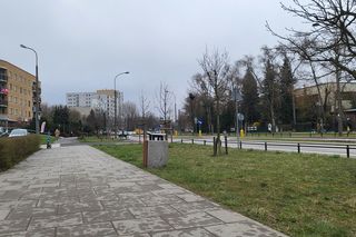 Zapadające się ławki na warszawskim Ursynowie (marzec 2025)