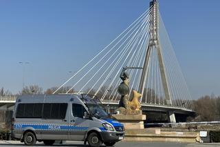 Zniszczyły pomnik Syrenki. Ich odpowiedź szokuje: „Nie chciałyśmy”. Urzędnicy planują czyszczenie monumentu