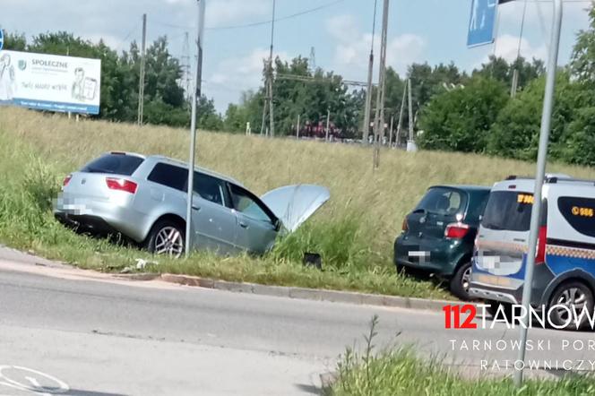 Dwie osobówki zderzyły się na rondzie Regana w Tarnowie. Jedna osoba została poszkodowana