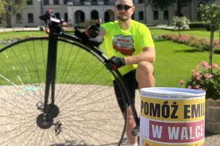 Strażak jedzie bicyklem dookoła Polski. Wszystko dla chorej córeczki