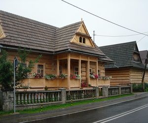 To jedna z najpiękniejszych wsi w Małopolsce. Jej ozdobą są zabytkowe chałupy