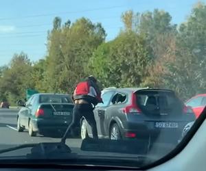 Atak szaleńca na drodze w Katowicach. Wpadł w amok i rozwalał auto stojące w korku WIDEO