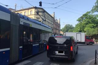 Kraków: Nowy dzień, nowe wykolejenie. Tramwaj wyleciał z szyn w centrum miasta