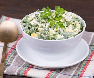 Wiosenna sałatka z jajkiem, porem i chrupiącym ogórkiem – lekka, świeża i pełna smaku