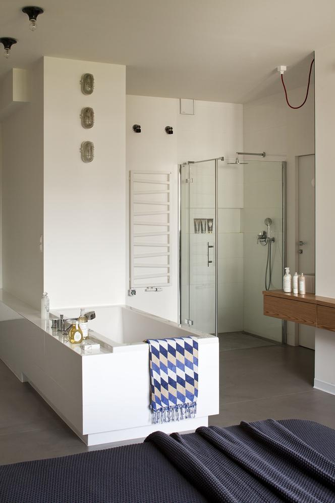 Łazienka w stylu nowoczesnym w kolorze białym