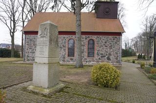 Pomnik poświęcony I wojnie światowej w niewielkiej wsi. Stoi tuż przy XIX-wiecznym kościele