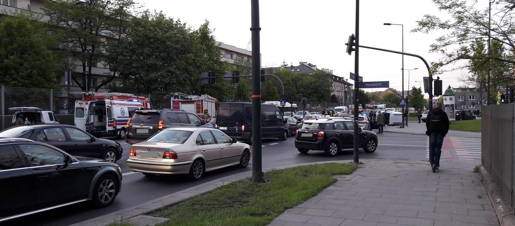 Kraków: Groźny wypadek na al. 29 Listopada, samochód na boku