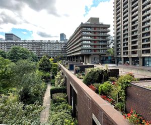 Odwiedzamy Barbican Estate w Londynie. Starzejąca się brutalistyczna gwiazda światowej architektury wciąż jest pełna życia i gra w serialach