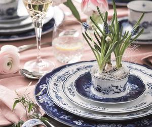 Wielkanocny stół pięknie nakryty - naczynia w dwoch kolorach ze wzorem