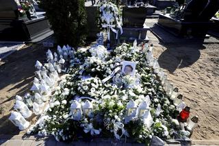 Grób 3-letniego Stasia utonął w morzu kwiatów. Trudno powstrzymać łzy