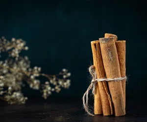Magiczne właściwości cynamonu. Aromatyczna przyprawa przyciąga bogactwo i przegania pecha. Sprawdź jak wykorzystać cynamon nie tylko w kuchni