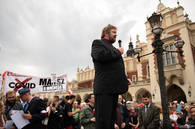 Kraków: Kilkaset osób na Rynku BEZ MASECZEK. Protestowali przeciw „plandemii” [ZDJĘCIA]