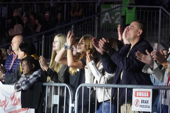 Publiczność na koncercie Lady Pank i Myslovitz na Kadzielni w Kielcach