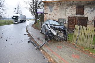 Siemkowice: Mercedes „nie wyrobił” na zakręcie i z impetem uderzył w ciężarówkę 