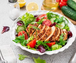 Najlepsze surówki do grilla – 10 szybkich i pysznych przepisów, które zrobią furorę!