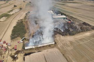 Zakończyło się dogaszanie pożaru na terenie sortowni śmieci w Bełżycach
