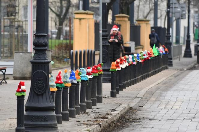 Słupki na ulicy Kawęczyńskiej 