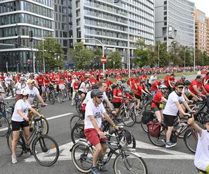 Biało-czerwonym peletonem rowerzyści uczcili Powstanie Warszawskie 
