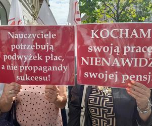 Przed Urzędem Wojewodzkim w Łodzi protestowali nauczyciele z ZNP!