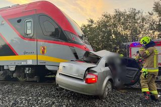 Wypadek na torach. Pociąg zderzył się z autem, jedna osoba w szpitalu. Duże utrudnienia