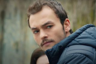 Feraye odkryje, że Melis jest szantażowana przez Ragipa.