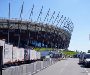 Na stadionie trwają prace nad konstrukcją sceny, na której wystąpi Taylor Swift