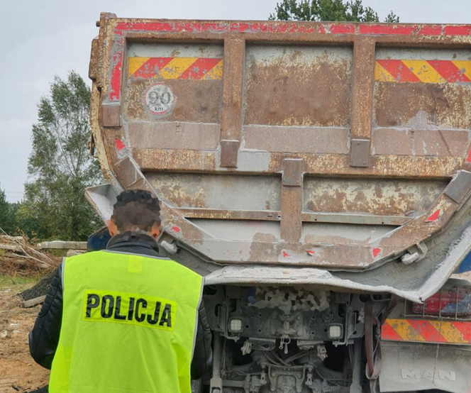 Policja zatrzymała 5 osób w sprawie nielegalnego przewożenia i składawania odpadów