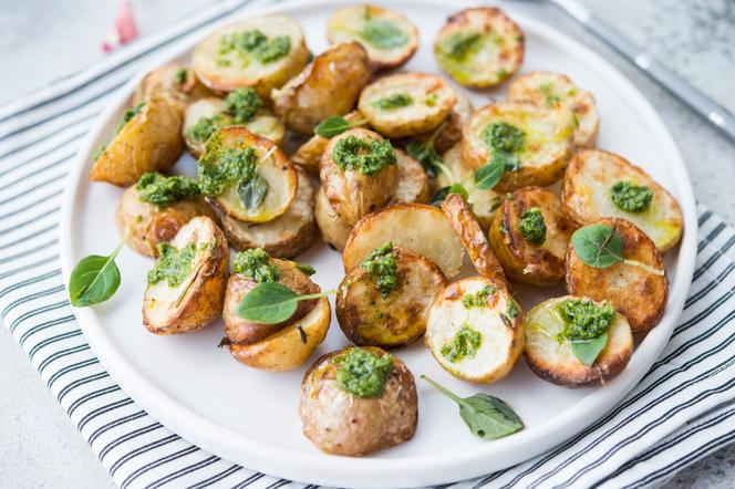 pieczone ziemniaki  z zielonym sosem