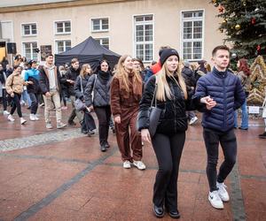 Maturzyści tańczą poloneza na Rynku w Opolu