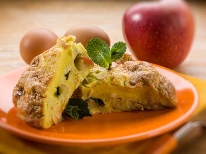 Pieczony omlet szarlotkowy - przepis oryginalny omlet z jabłkami