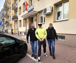 Bestialskie ataki na starsze kobiety w Warszawie. Policja zatrzymała podejrzanego. Zdradził go ślad na torebce