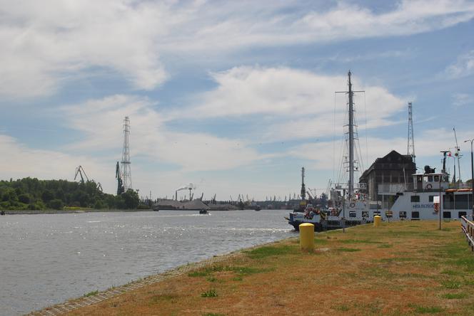 Tuż obok Twierdzy Wisłoujście rozpościera się piękny widok na wodę i port.