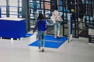 Ukradła i schowała się przed policją za drzewem