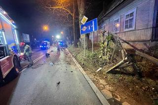 Młody kierowca wypadł z jezdni i huknął w drzewo. Szalał po Zakopanem w środku nocy