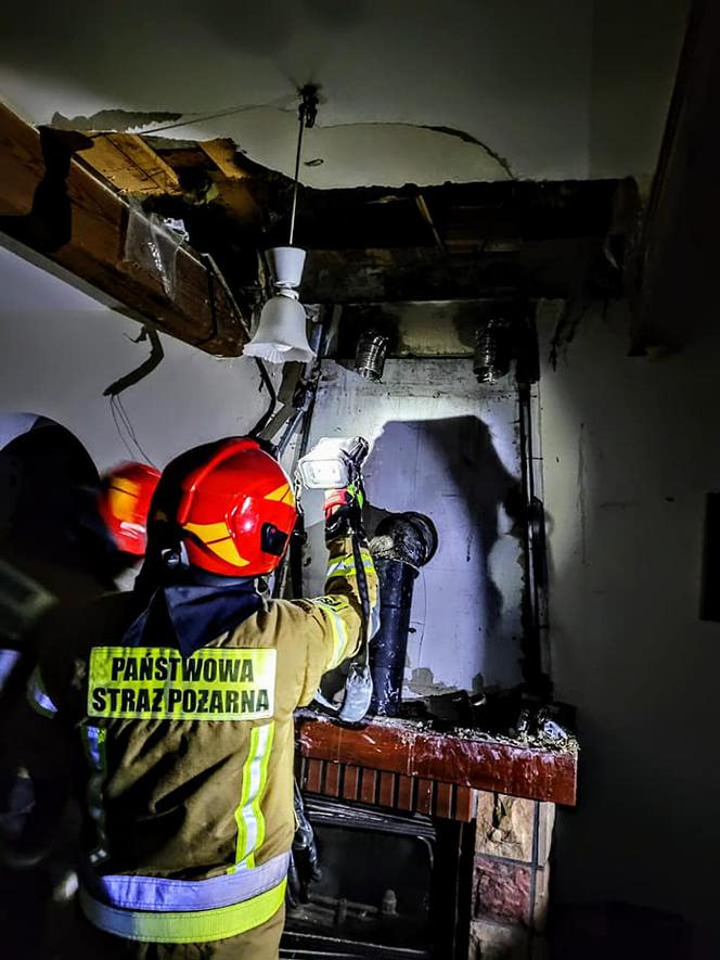 Nocny pożar domu jednorodzinnego! Trudna akcja gaśnicza w powiecie świeckim [ZDJĘCIA]